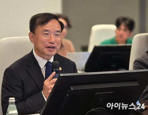 김종철 방송미디어통신위원장이 4일 오후 삼성전자 수원본사 이노베이션 뮤지엄에서 열린 글로벌 K-FAST 경쟁력 강화를 위한 기업 간담회에서 발언하고 있다. [사진=안세준 기자]