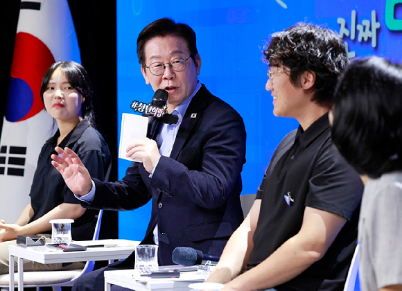 이재명 대통령이 19일 서울 마포구 구름아래 소극장에서 열린 2030 청년 소통·공감 토크콘서트에서 발언하고 있다. 2025.09.19 [사진=연합뉴스]