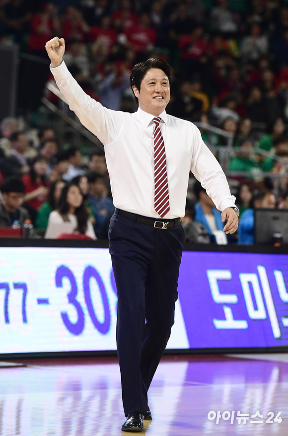 문경은 전 서울 SK 나이츠 감독이 한국농구연맹(KBL) 새 경기본부장으로 내정됐다. 사진은 2017-18시즌 KBL 챔피언결정전 당시 문 감독이 소속팀 승리가 확정되자 손을 들며 환호하고 있다. [사진=정소희 기자]