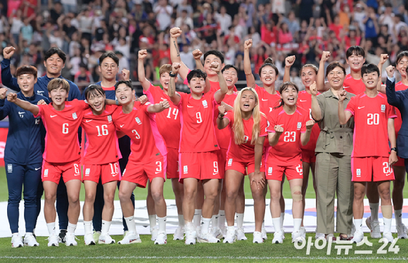 8일 오후 서울월드컵경기장에서 대한민국 여자 축구대표팀의 월드컵 출정식이 펼쳐졌다. 선수들과 코칭스텝, 관계자들이 기념촬영을 하고 있다. [사진=정소희 기자]