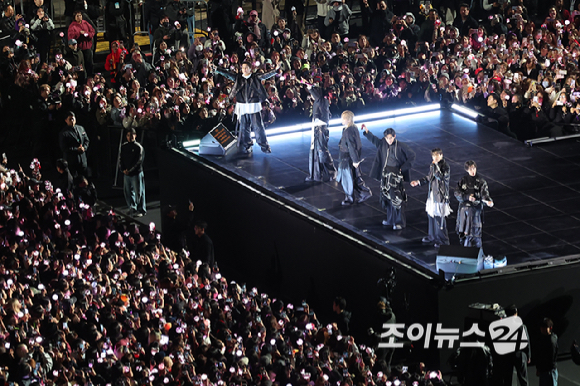 방탄소년단(BTS)이 21일 서울 광화문광장에서 컴백 기념 공연인 'BTS 컴백 라이브: 아리랑'을 펼치고 있다. [사진=사진공동취재단]
