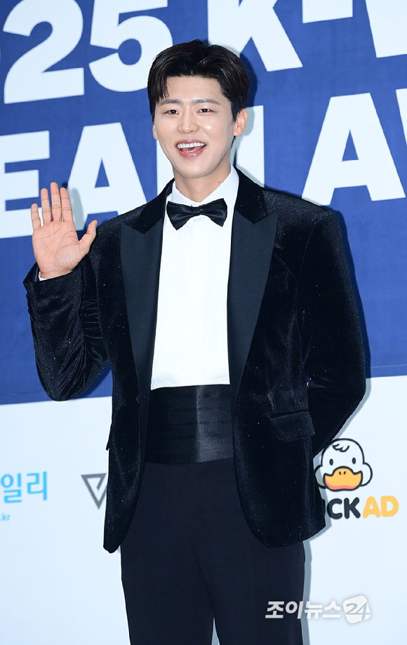 가수 박지현이 21일 오후 서울 잠실실내체육관에서 열린 '2025 케이 월드 드림 어워즈'(2025 K WORLD DREAM AWARDS)에 블루카펫 행사에 참석하고 있다. [사진=정소희 기자]