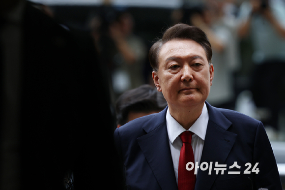 12·3 비상계엄과 관련해 특검의 수사를 받는 윤석열 전 대통령이 두 번째 구속 전 피의자 심문(영장실질심사)을 받기 위해 9일 오후 서울 서초구 중앙지법으로 출석하고 있다. [사진=사진공동취재단]