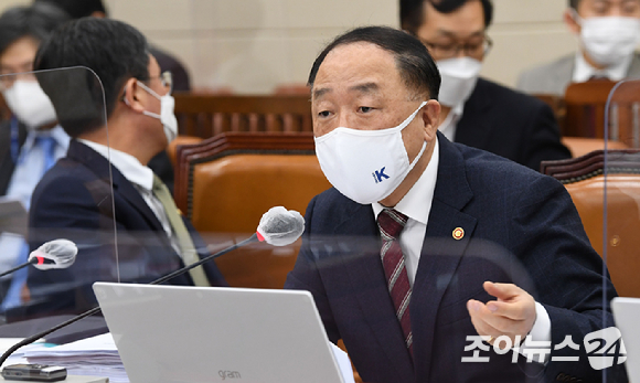 홍남기 경제부총리 겸 기획재정부 장관이 30일 서울 여의도 국회에서 열린 기획재정위원회 전체회의에서 의원 질의에 답변하고 있다. [사진=김성진 기자]