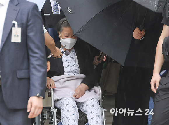 '정교 유착' 혐의로 1심에서 징역 2년 선고 받은 한학자 통일교 총재가 31일 서울 서초구 서울중앙지방법원을 나오고 있다. [사진=곽영래 기자]