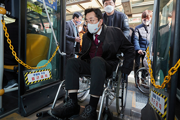박경귀 아산시장이 휠체어를 타고 버스에 승차하고 있다. [사진=아산시]