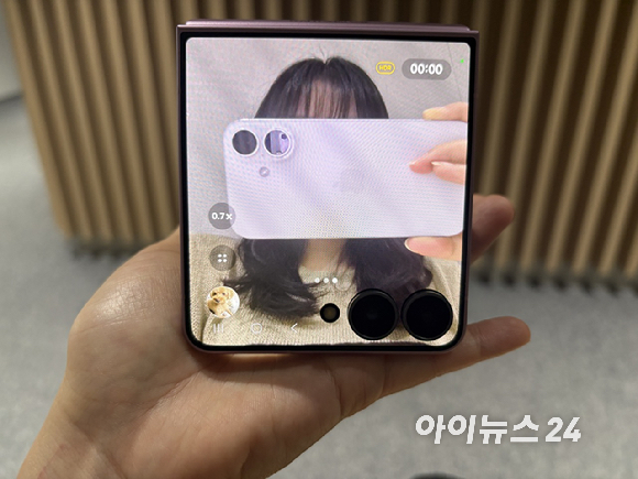 갤럭시 Z 플립8. [사진=권서아 기자]