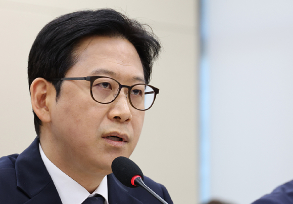 배경훈 부총리 겸 과학기술정보통신부 장관이 6일 국회에서 열린 과학기술정보방송통신위원회 국정감사에서 증인 선서를 하고 있다. [사진=연합뉴스]