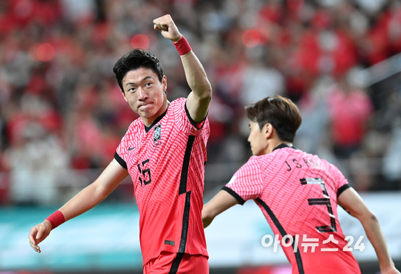 한국 황의조가 14일 오후 서울 마포구 서울월드컵경기장에서 열린 축구 국가대표팀 평가전 대한민국 대 이집트 경기에서 선제골을 넣은 후 세리머니를 하고 있다. [사진=김성진 기자]