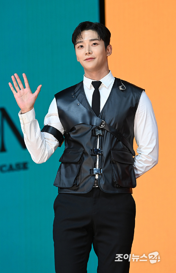 그룹 에스에프나인(SF9) 로운이 22일 오후 서울 광진구 예스24라이브홀에서 열린 SF9 열 번째 미니앨범 '루미네이션(RUMINATION)' 발매 쇼케이스에서 포토타임을 갖고 있다. [사진=정소희 기자]