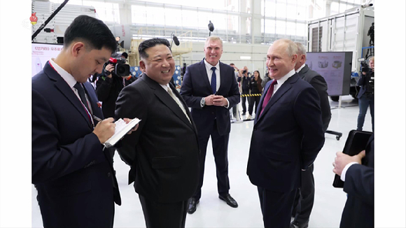 러시아를 방문 중이 북한 김정은 국무위원장이 지난 13일 블라디미르 푸틴 대통령과 함께 보스토니치 우주기지 참관을 하고 있다. [사진=뉴시스]