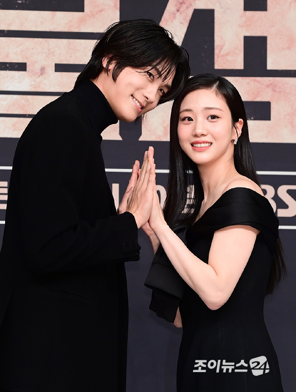 배우 박형식과 홍화연이 21일 오후 서울 양천구 목동 SBS에서 열린 SBS 새 금토드라마 '보물섬' 제작발표회에 참석 하고 있다. [사진=정소희 기자]