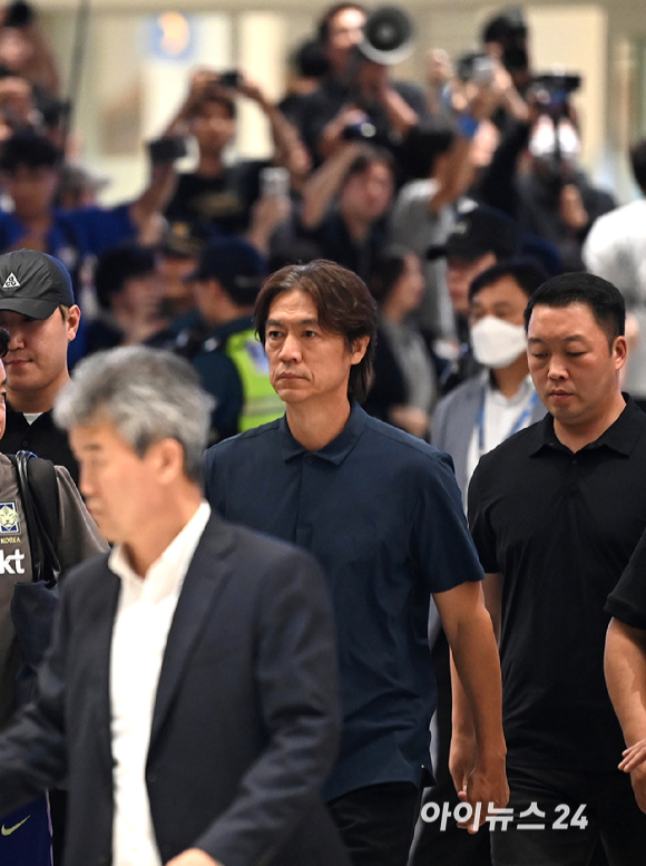 북중미월드컵 조별예선 탈락한 축구대표팀 홍명보 전 감독이 30일 오전 인천공항 제2청사를 통해 귀국하고 있다. [사진=곽영래 기자]