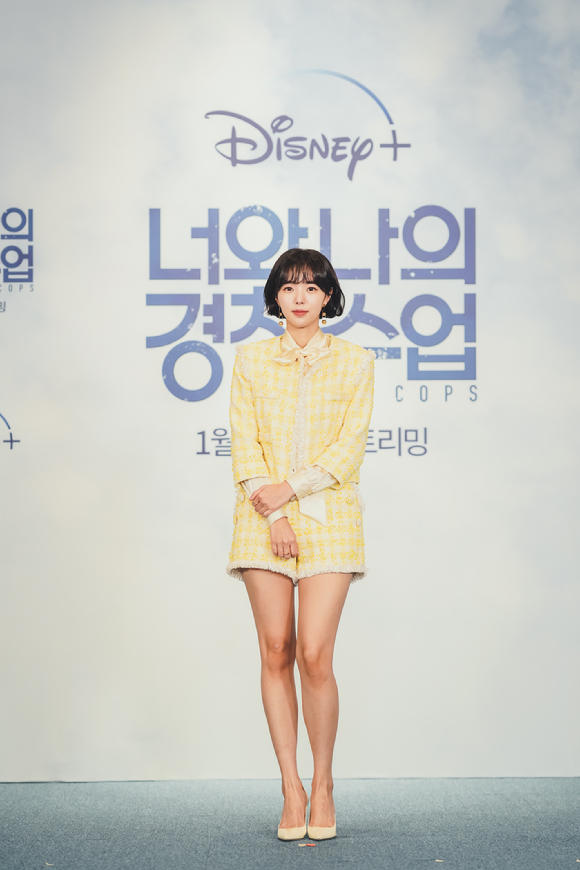 배우 채수빈이 26일 오후 진행된 디즈니 플러스 오리지널 시리즈 '너와 나의 경찰수업' 제작 발표회에 참석해 포즈를 취하고 있다. [사진=월트디즈니컴퍼니 코리아]