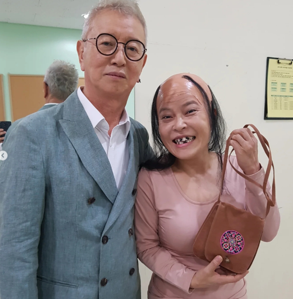 조혜련이 故 전유성과 생전 함께 촬영한 사진을 공개했다. [사진=조혜련 인스타그램]