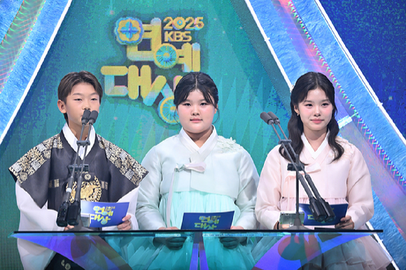 '2025 KBS 연예대상' 베스트 아이콘상 시상을 위해 무대에 오른 '이동국 삼남매' 이시안, 이수아, 이설아. [사진=KBS]