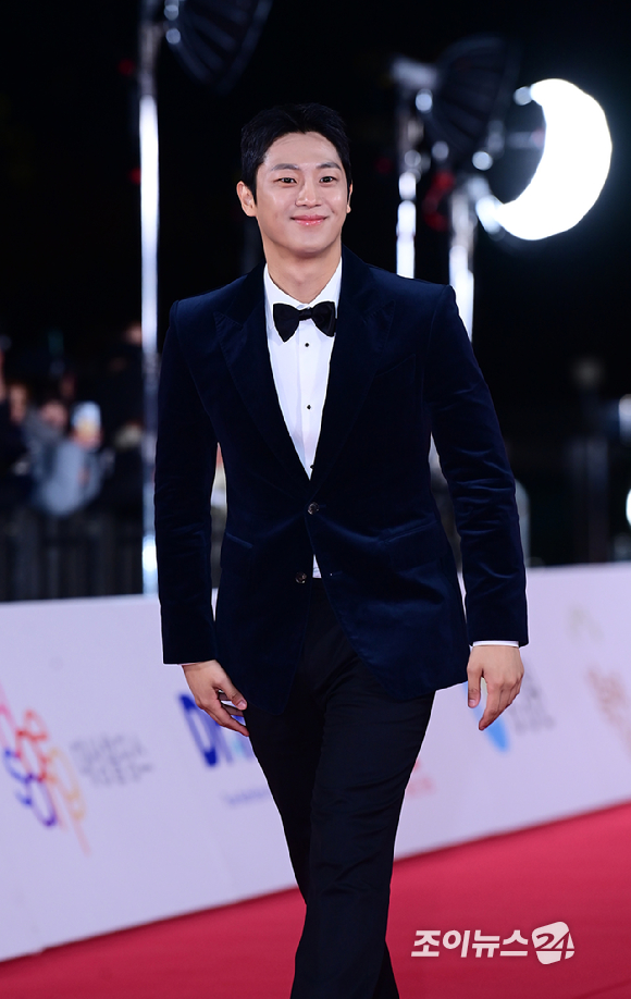 배우 이신영이 24일 오후 서울 영등포구 여의도 KBS홀에서 진행된 제44회 청룡영화상 레드카펫 행사에 참석하고 있다. [사진=정소희 기자]