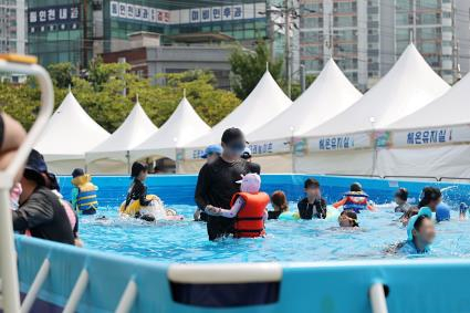 지난 31일 동인천 낭만풀장에서 시민들이 물놀이를 즐기고 있다. [사진=인천시]