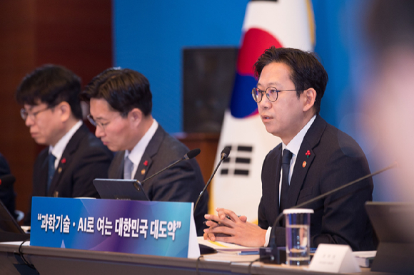 누리호가 지난해 11월 27일 새벽 고흥 나로우주센터에서 발사되고 있다. [사진=항우연]