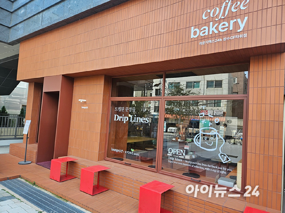 서울 성수동 무인로봇 카페 '라운지엑스' 내부 [사진=설재윤 기자]