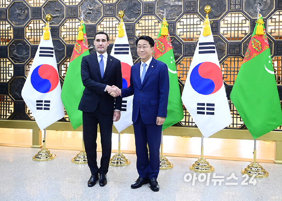 조정식 국회의장이 15일 국회를 찾은 베르디무하메도프 투르크메니스탄 대통령을 만나 악수하고 있다. [사진=정소희 기자]