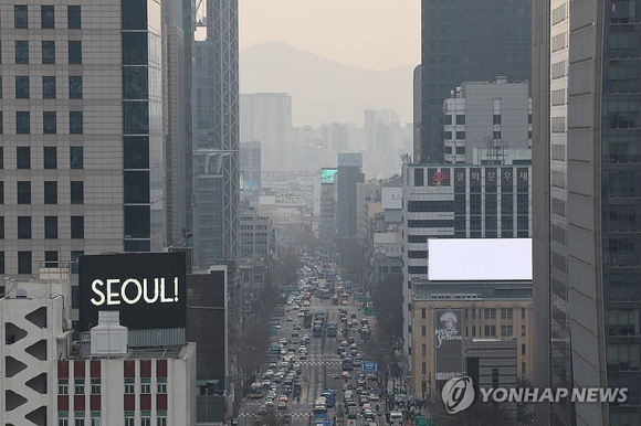 미세먼지 농도가 전국에 '나쁨' 수준을 보인 날 서울 시내가 먼지에 뒤덮여있는 모습. [사진=연합뉴스]