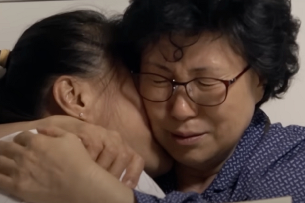 한태순 씨가 재회한 딸을 끌어안고 있다. [사진=MBC '실화탐사대']