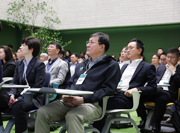 허태수 GS그룹 회장이 지난 4월 서울 강남구 GS타워에서 열린 GS그룹의 벤처 네트워킹행사인 '제1회 GS데이'에서 발표를 듣고 있다. [사진=GS그룹]