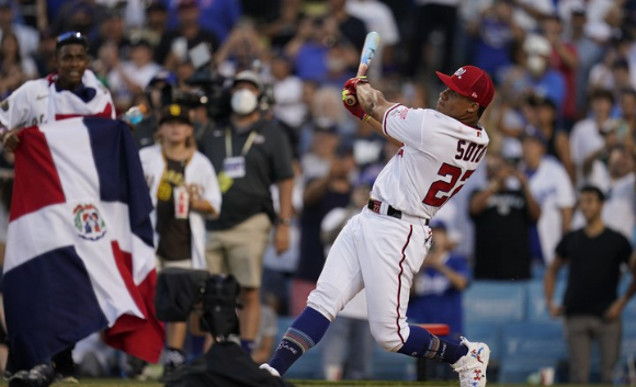 워싱턴에서 뛰고 있는 후안 소토가 19일(한국시간) 다저스타디움에서 열린 2022 MLB 올스타전 홈런 더비에 출전해 타격하고 있다. 그는 홈런 더비 우승을 차지했다. [사진=뉴시스]