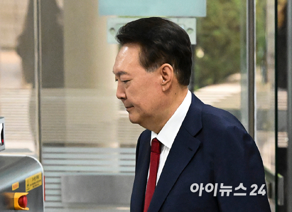 12·3 비상계엄과 관련해 특검의 수사를 받는 윤석열 전 대통령이 두 번째 구속 전 피의자 심문(영장실질심사)을 받기 위해 9일 오후 서울 서초구 중앙지법으로 출석하고 있다. [사진=사진공동취재단]