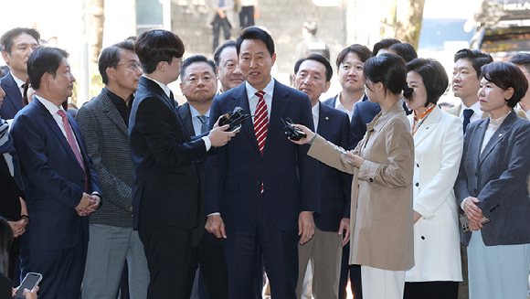 오세훈 서울시장이 서울시장직 유지 여부가 달린 '명태균 여론조사 대납 의혹' 항소심 선고일인 23일 서울 서초구 서울고법에 도착해 법정으로 향하며 취재진의 질문에 답변하고 있다. 2026.10.23 [사진=연합뉴스]