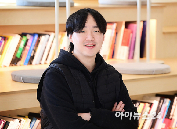 김진우 라이너 대표가 7일서울 마포구 동교동 라이너 본사에서 아이뉴스24와 인터뷰에 앞서 포즈를 취하고 있다. [사진=정소희 기자]