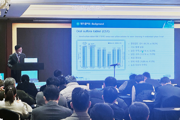 JW중외제약이 8일 대한위대장내시경학회 제47회 춘계학술대회에서 대장정결제 '제이클' 3상 결과를 공유하고 있다. [사진=JW중외제약 제공]