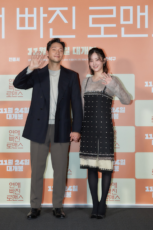 배우 손석구와 전종서가 17일 '연애 빠진 로맨스' 언론배급시사회에 참석해 포즈를 취하고 있다. [사진=CJ ENM]