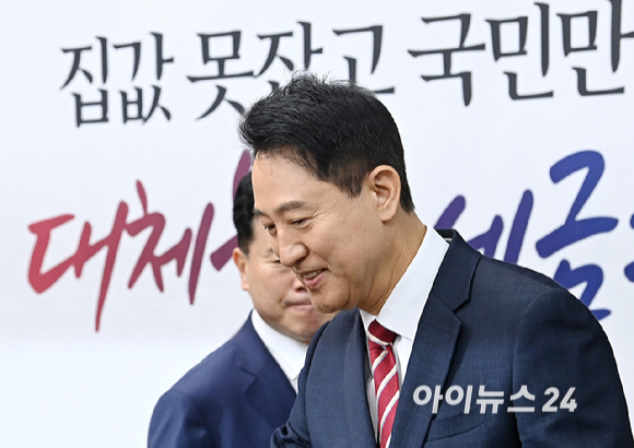 오세훈 서울시장이 14일 서울 여의도 국회에서 열린 원내대책회의에 참석하고 있다. [사진=곽영래 기자]
