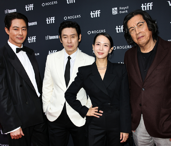 배우 조인성, 설경구, 조여정과 이창동 감독이 제51회 토론토국제영화제에 참석해 포즈를 취하고 있다. [사진=넷플릭스, 셔터스톡]