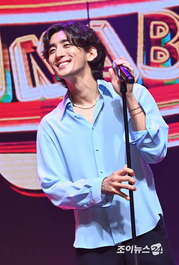 잔나비 최정훈이 6일 오후 서울 마포구 신한play스퀘어에서 진행된 송골매 전국투어 콘서트 '열망' 기자간담회에 참석해 깜짝 무대를 선보이고 있다. [사진=정소희 기자]