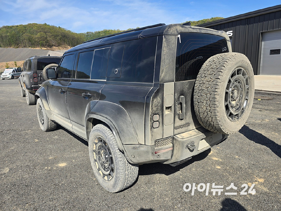 '디펜더 OCTA 블랙'이 장애물 코스를 지나고 있다. [영상=김종성 기자]