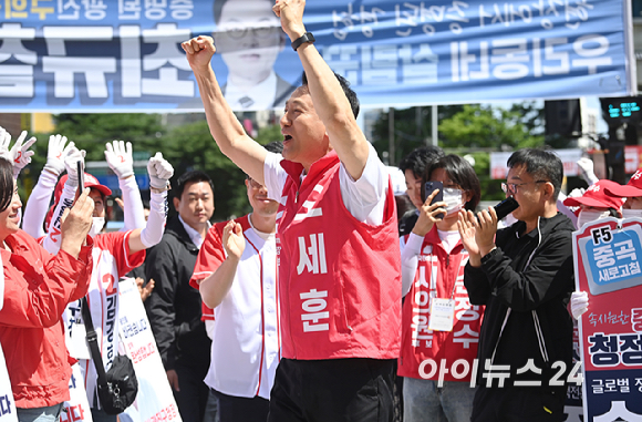 오세훈 국민의힘 서울시장 후보가 22일 서울 광진구 건대입구 롯데백화점 앞에서 지지자들과 인사를 하고 있다. [사진=곽영래 기자]