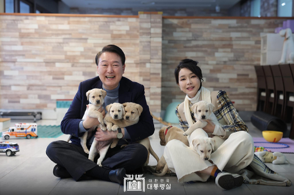 윤석열 대통령 부부가 크리스마스 이브인 24일 오후 경기도 용인시에 위치한 삼성화재 안내견 학교에서 은퇴 안내견(견명: 새롬이)을 분양 받았다. [사진=대통령실]