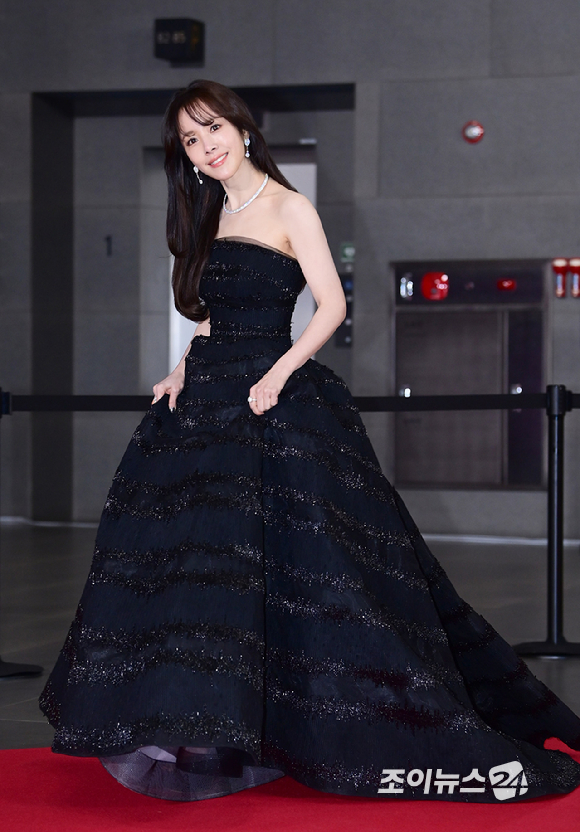 '나의 완벽한 비서' 배우 한지민이 31일 오후 서울 마포구 상암동 SBS 프리즘타워에서 열린&nbsp;2025 SBS 연기대상&nbsp;레드카펫 행사에 참석하고 있다. [사진=정소희 기자]