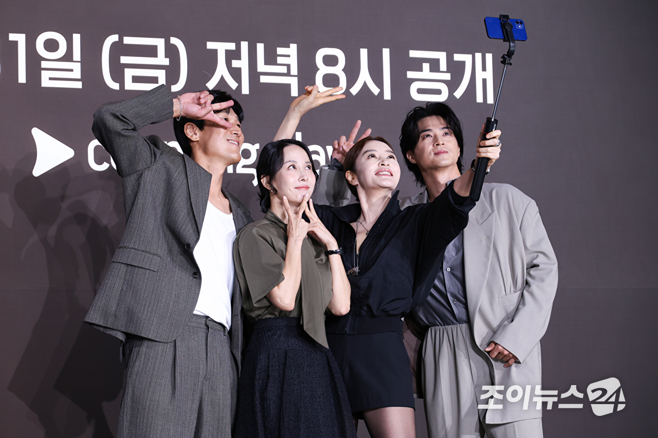 배우 김재철, 조여정, 김혜수, 김지훈이 28일 오전 서울 중구 장충동 앰배서더 서울 풀만 호텔에서 진행된 쿠팡플레이 시리즈 '지금 불륜이 문제가 아닙니다' 제작발표회에 참석해 포즈를 취하고 있다. [사진=문수지 기자]