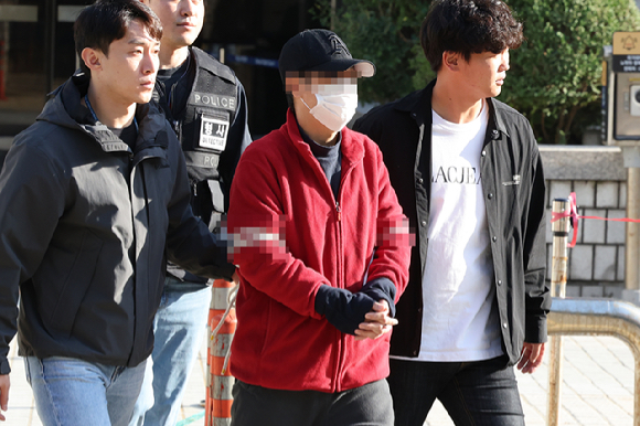 한동훈 법무부 장관의 집 앞에 흉기를 두고 간 혐의를 받는 40대 남성이 16일 오후 서울 서초동 서울중앙지법에서 구속 전 피의자 심문(영장심사)를 받은 뒤 나오고 있다. 2023.10.16 [사진=연합뉴스]