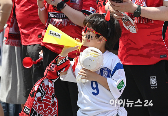 2026 북중미 월드컵 조별리그 대한민국과 체코의 첫 경기가 열리는 12일 서울 종로구 광화문광장에서 첫 승리를 기원하는 거리응원이 펼치고 있다. [사진=곽영래 기자]