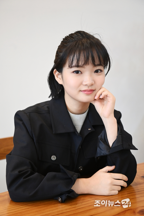 KBS 2TV 수목드라마 '학교 2021'에서 이재희 역을 연기한 배우 윤이레가 조이뉴스24와의 인터뷰에 앞서 포즈를 취하고 있다. [사진=정소희 기자]