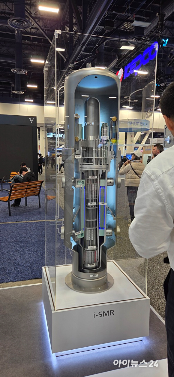한국수력원자력이 전면에 전시한 i-SMR 축소 모형. [사진=박지은 기자]