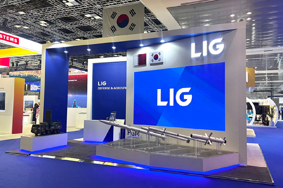 카타르 방산전시회 'DIMDEX 2026'에 참가한 LIG넥스원 부스. [사진=LIG넥스원]