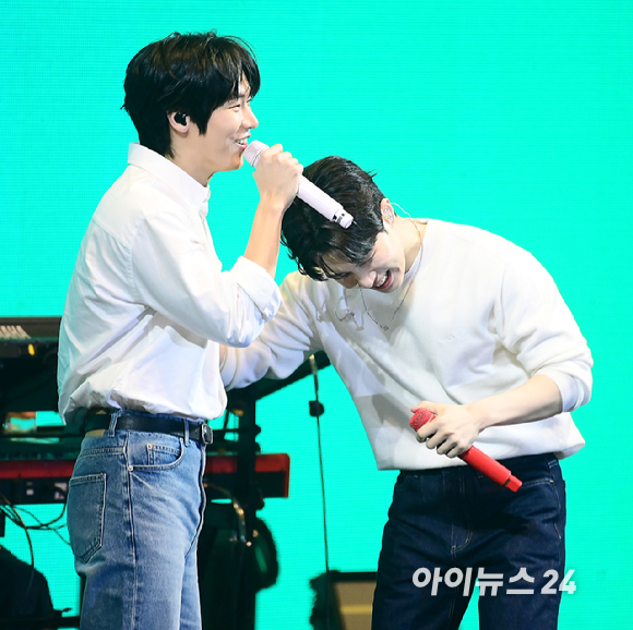 21일 서울 송파구 서울특별시교육청 학생체육관에서 '2026 JOY콘서트 - 보이스 오브 스프링(Voice of spring)'이 열렸다. 밴드 엔플라잉, 소란, 에이엠피가 멋진 무대를 선보이고 있다. [사진=정소희 기자]