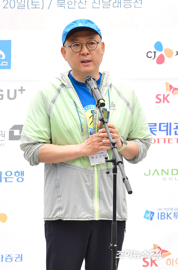 박상신 한국노르딕워킹협회 회장이 20일 오전 서울 강북구 우이동 만남의 광장에서 열린 산악인 오은선 대장과 함께하는 '제9회 희망찾기 등산·트레킹 교실' 개막 행사에서 '내 몸을 깨우는 헬스 워킹'을 주제로 강연하고 있다. [사진=곽영래 기자]