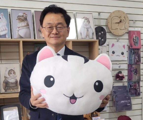 노래를 부르고 있는 고양고양이. [사진=@유튜브 고양특례시 ]